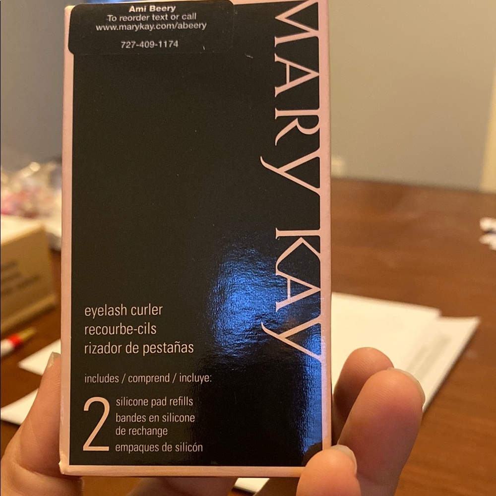 Mary Kay Eyelash Curler with Silicone Refills - Black and Pink